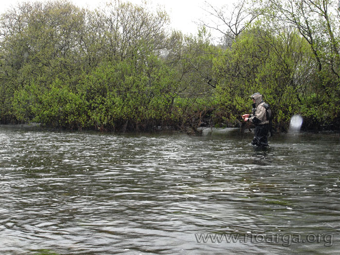 Miguel Montoto pescando bajo la lluvia que no dejó de caer en toda la manga