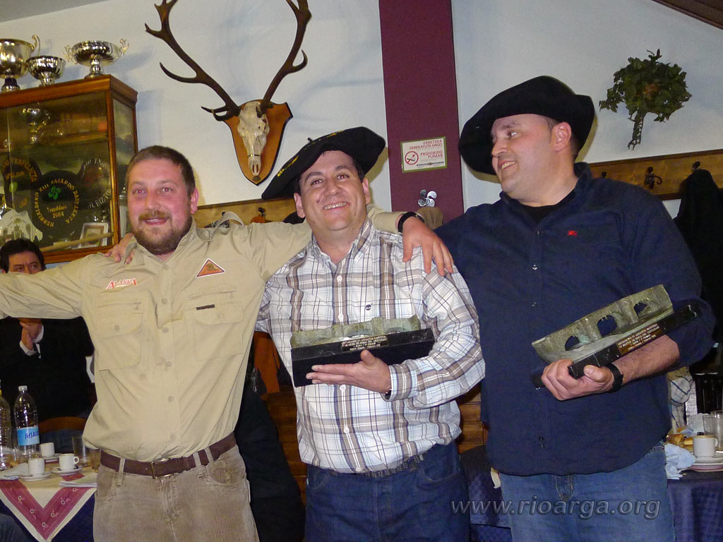 Los  campeones Aitor Urruzuno e Ivan Vergé con Robin, el  de Alaska