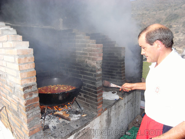 Andrés en plena faena preparando el almuerzo