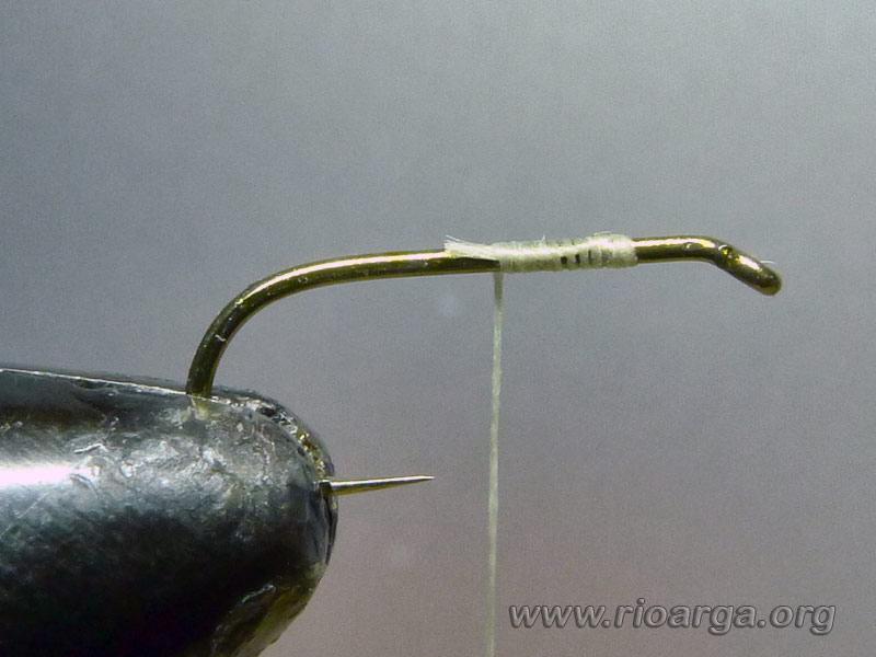 Sujetamos el hilo de montaje en el anzuelo