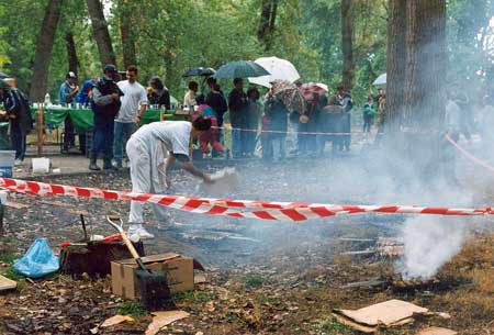 Fiesta del Río Arga 1.995, Preparando la comida, El día fue luvioso y desapacible.