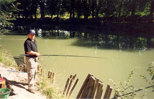 Fiesta del Río Arga 1.996, Observamos un participante entregado a la pesca.