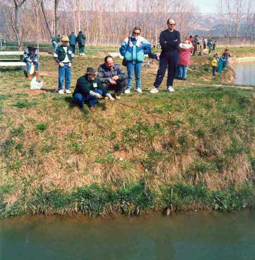 Santa Cruz de Campezo Año 1.994, En acción de pesca.